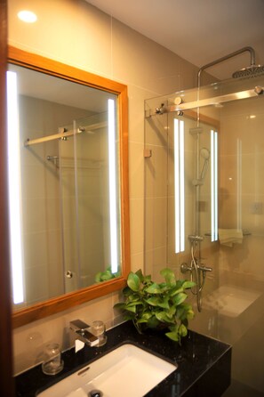 Free toiletries, hair dryer, slippers, bidet - Imperial Saigon Hotel (Ho Chi Minh City)