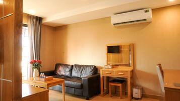 Luxury Suite, 1 Bedroom, Balcony | Living room