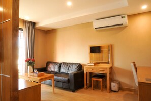 Luxury Suite, 1 Bedroom, Balcony | Living room