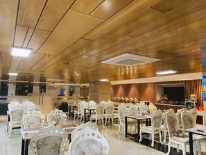 점심 식사 및 저녁 식사 제공, 현지 및 세계 요리