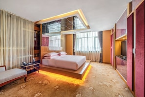 Minibar, caja de seguridad en la habitación y escritorio