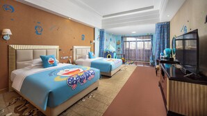 A hotel room with two beds, a TV, and a bathroom. - Xinhui Country Garden Phoenix Hotel (Jiangmen)