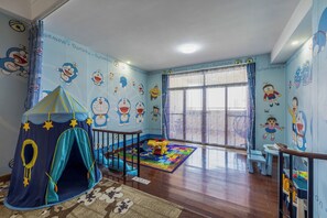 Habitación familiar, vista a la ciudad | Minibar, caja de seguridad en la habitación y escritorio 