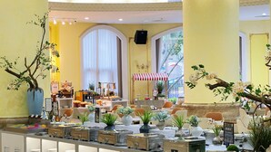 A hotel lobby with a reception desk, seating area, and large windows. - Xinhui Country Garden Phoenix Hotel (Jiangmen)
