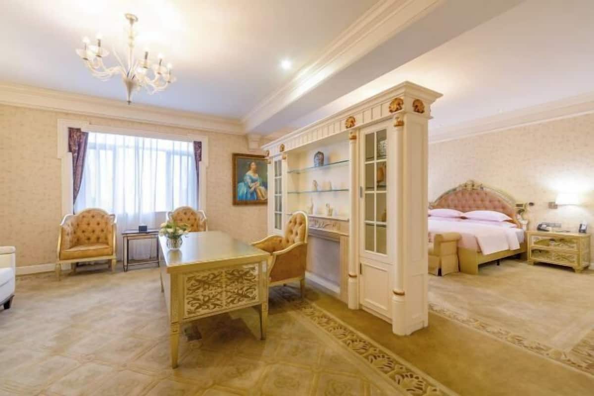 Een minibar, een kluis op de kamer, een bureau, verduisterende gordijnen