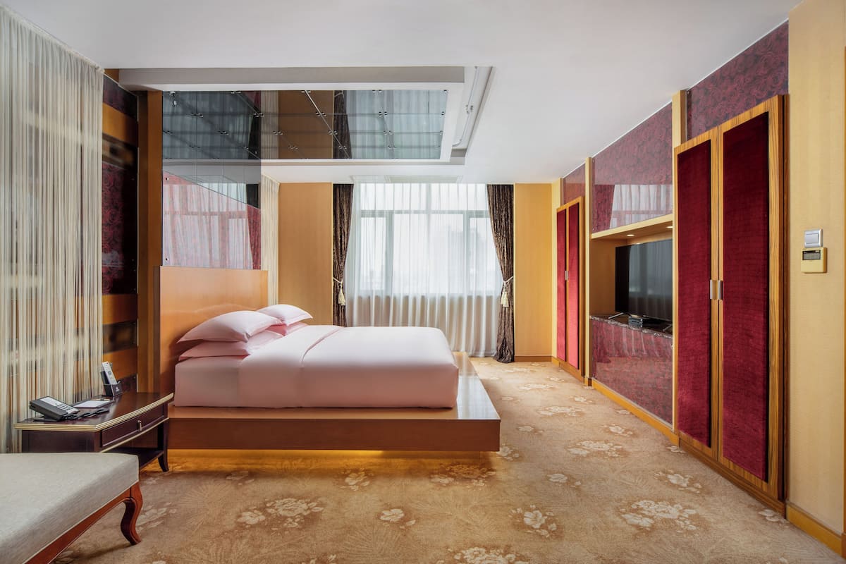 Honeymoon Suite, City View