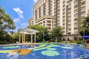 季节性开放的室外游泳池