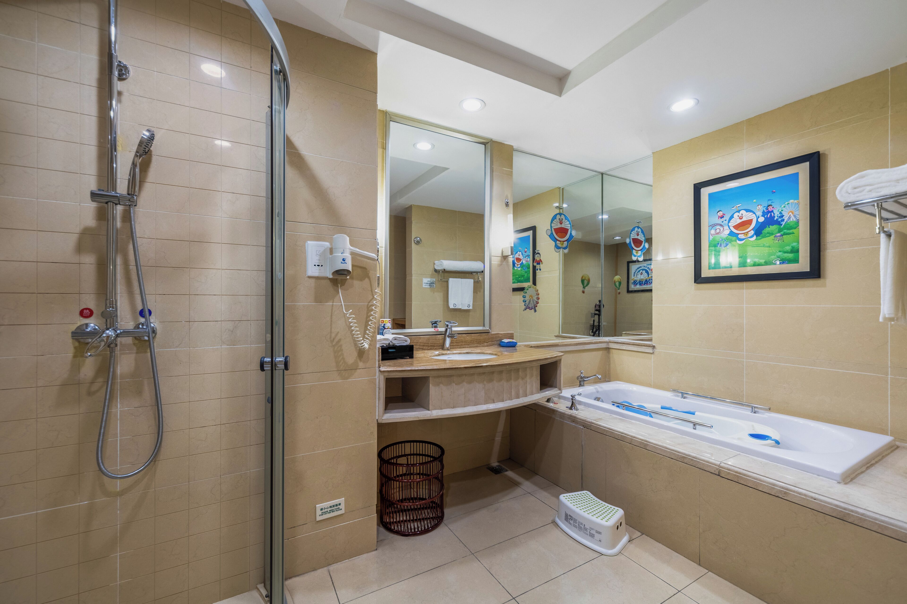 Un baño moderno con ducha, lavabo y bañera.