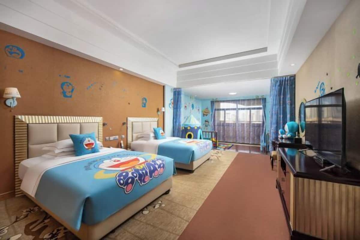 Een minibar, een kluis op de kamer, een bureau, verduisterende gordijnen