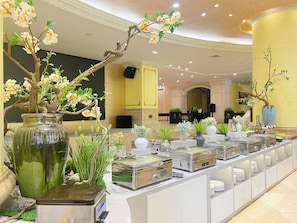 Daily buffet breakfast (CNY 78 per person)