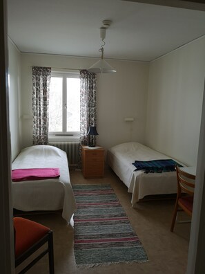 Twin Room, Shared Bathroom | Individually decorated, individually furnished, rollaway beds, free WiFi