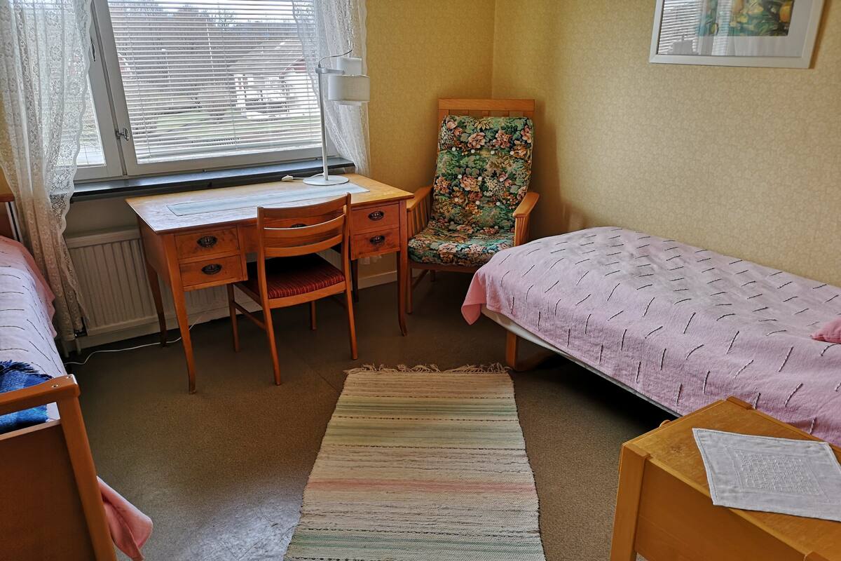 Twin Room, Private Bathroom (Shared Shower) | Individually decorated, individually furnished, rollaway beds, free WiFi
