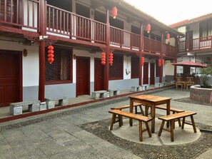 Daily English breakfast (CNY 30 per person)