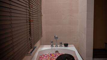 Forest Labyrinth Room | Bathroom