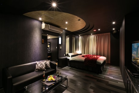 Minibar, cortinas blackout, sistema de insonorización y wifi gratis