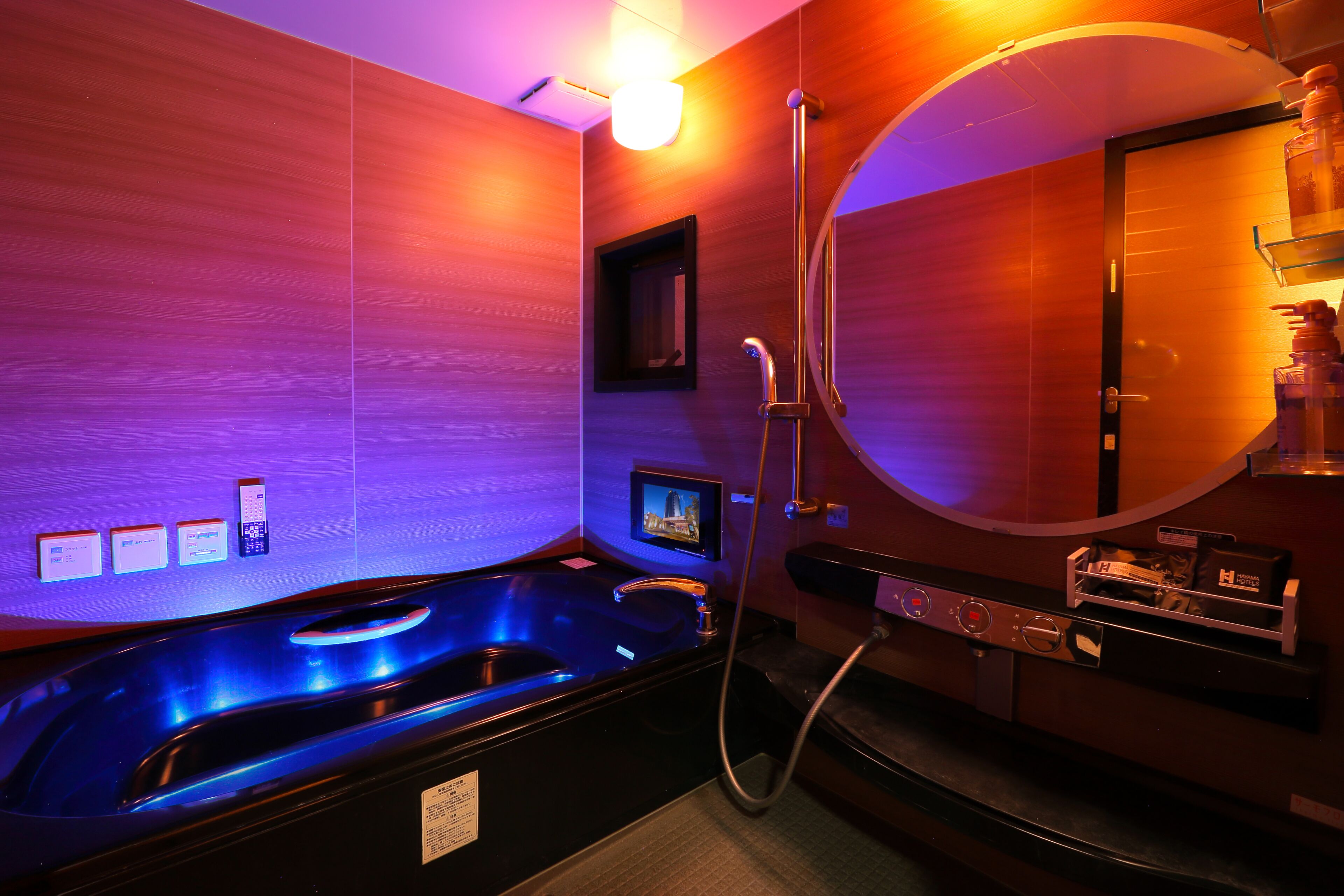 Rom (Value Room) | Bad | Separat badekar og dusj og dype avslapningsbadekar