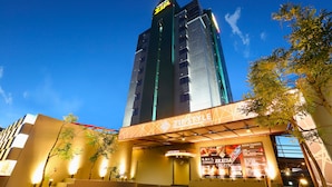 Ein Hotel Eingang mit modernem Design, ein Schild mit der Aufschrift "ZIP STYLE" und eine sichtbare Treppe zum Eingang.