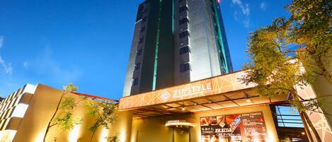 Fachada de la propiedad por la tarde o noche