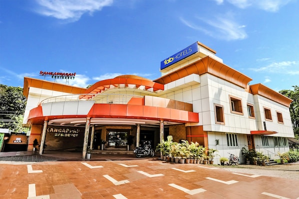 Vista frontal de la propiedad