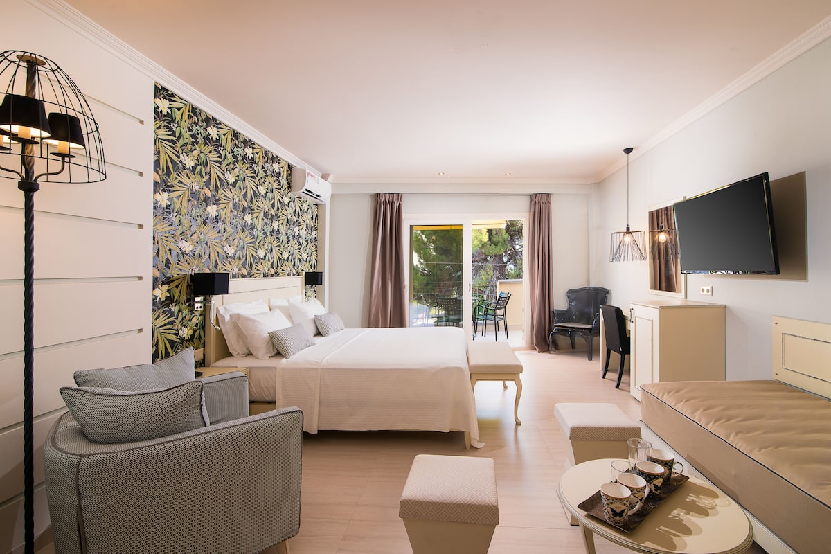 Deluxe Suite | In-room safe, blackout drapes, soundproofing, WiFi (free)