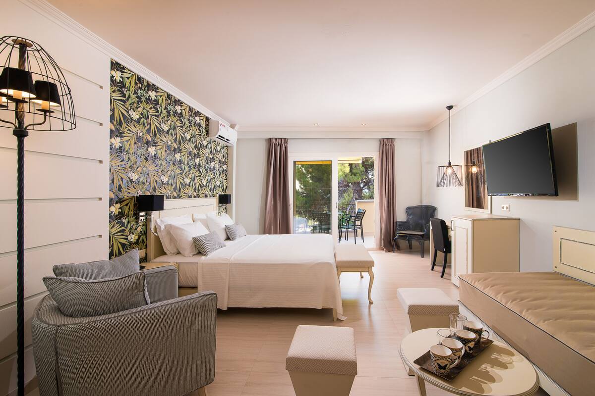 Deluxe Suite | 1 bedroom, in-room safe, blackout curtains, soundproofing