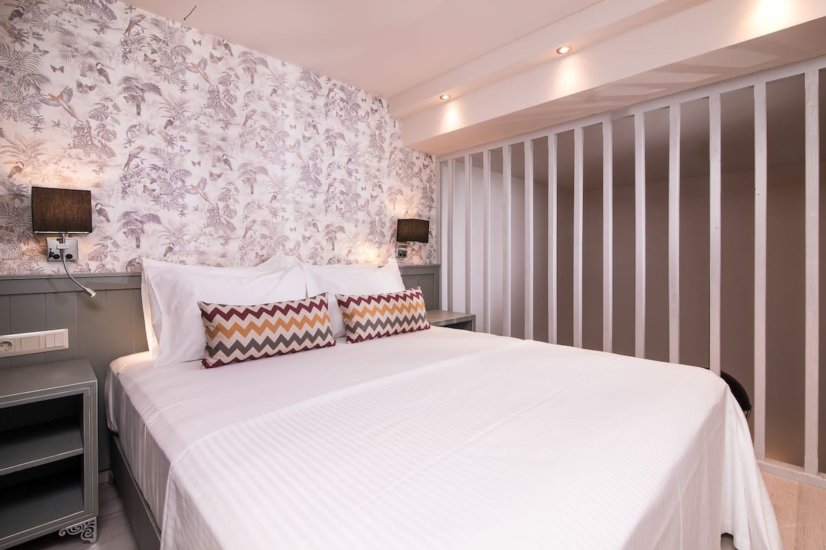 Duplex Suite | In-room safe, blackout drapes, soundproofing, WiFi (free)