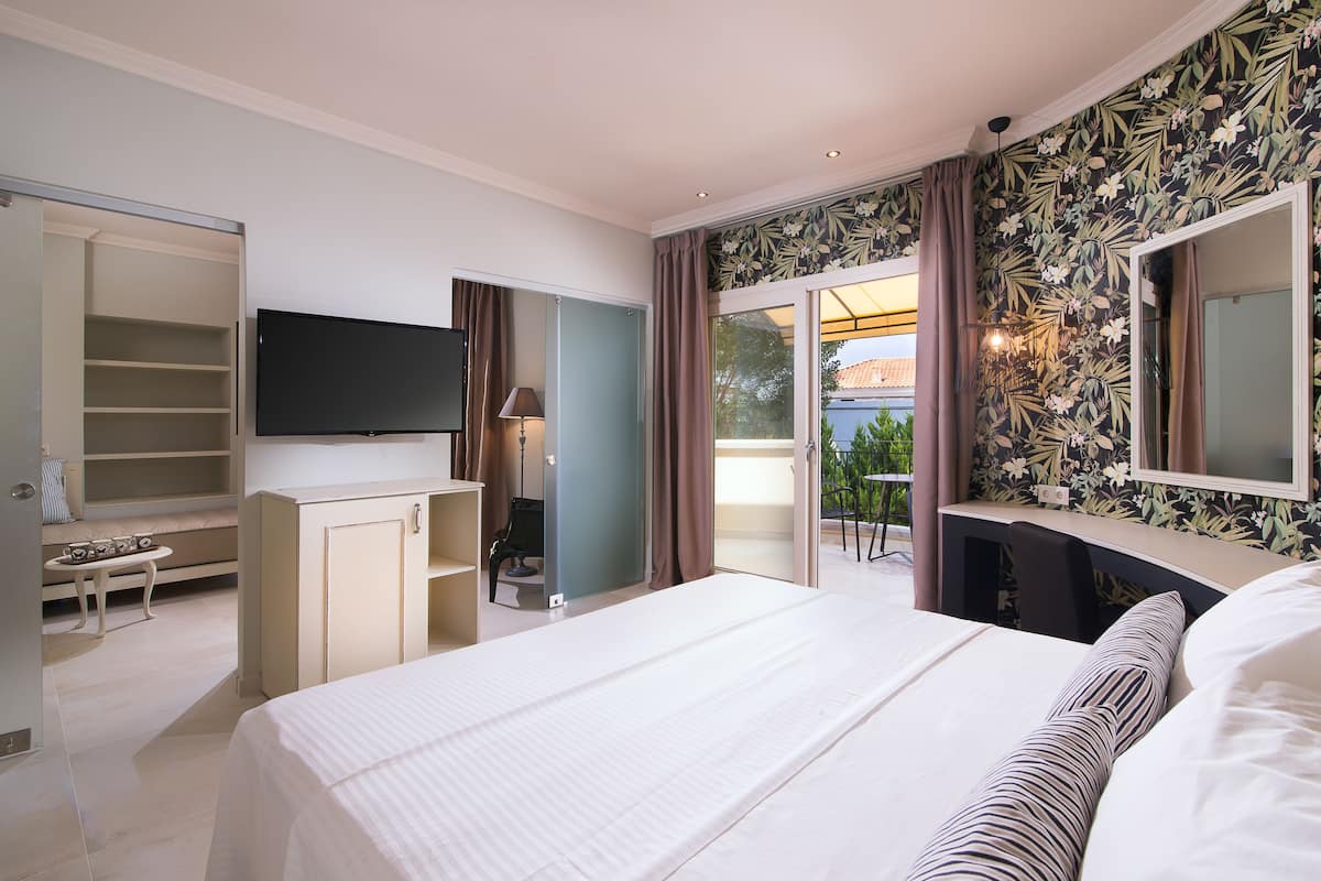Executive Suite | In-room safe, blackout drapes, soundproofing, WiFi (free)