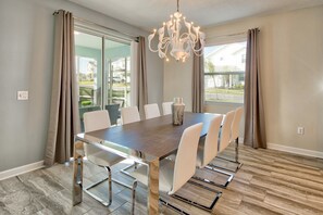 House, 6 Bedrooms | In-room dining