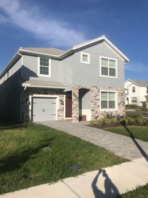 House, 6 Bedrooms | Front of property