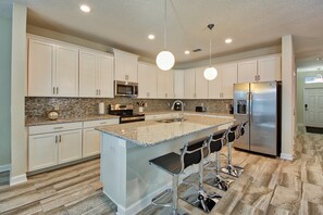 House, 6 Bedrooms | Private kitchen | Cookware/dishes/utensils