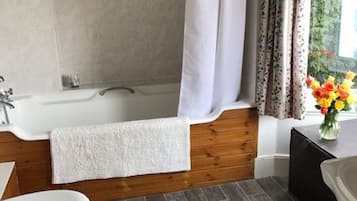 King Room | 浴室 | 淋浴/浴缸二合一、免費盥洗用品、毛巾