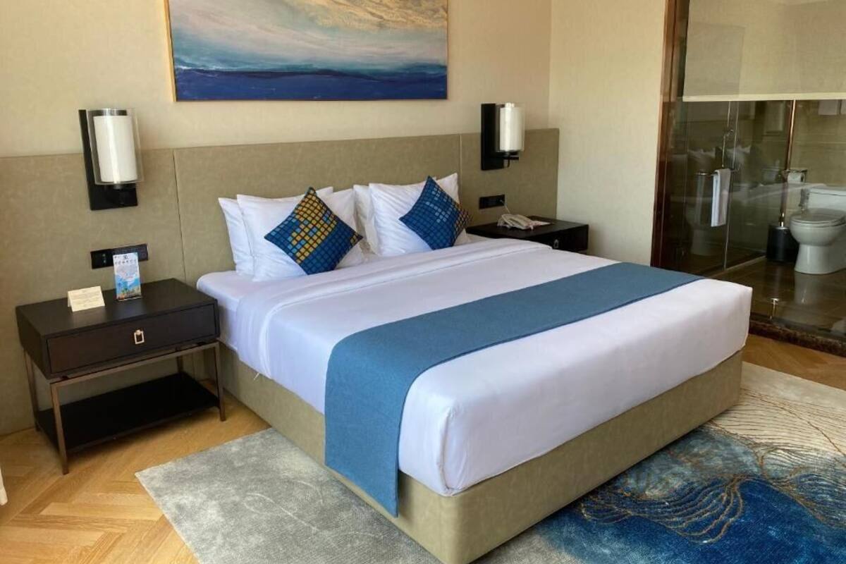 Dobbeltrom – deluxe, 1 soverom, byutsikt | Minibar, safe på rommet, skrivebord og wi-fi (inkludert)