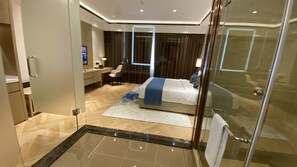 Deluxe Double Room 豪华大床房 | Baño | Amenidades de baño gratuitas, secadora de cabello, batas, pantuflas