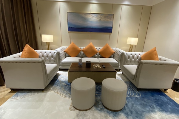 Business Suite 商务套房 | Wohnbereich | Flachbildfernseher