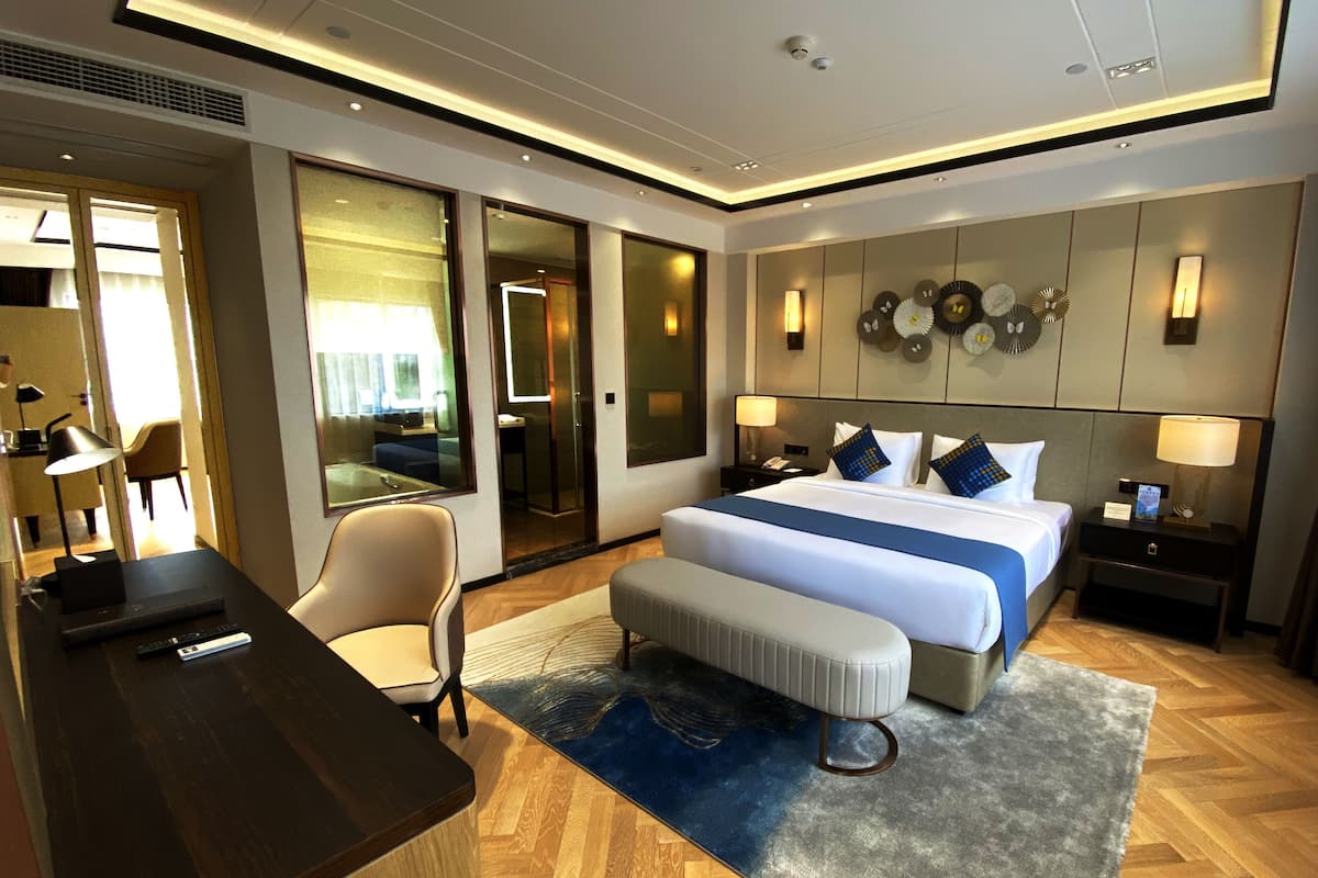 2 phòng ngủ, bộ đồ giường cao cấp, minibar, két bảo mật tại phòng