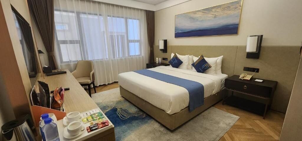 Quarto standard, 1 cama Queen | Cofres nos quartos, escrivaninha, cortinas blackout, Wi-Fi de cortesia