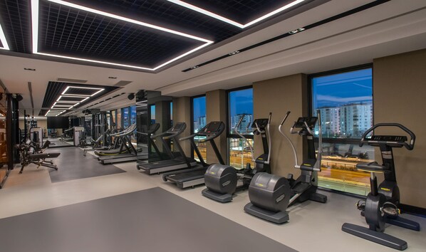 A modern gym with treadmills, elliptical machines, and weight equipment. - Mövenpick Diyarbakir (Diyarbakir)