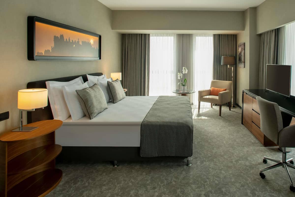 Superior Room, 1 Double Bed | Minibar, in-room safe, soundproofing, iron/ironing board