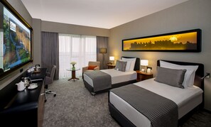 Minibar, brankas, kedap suara, dan setrika/meja setrika