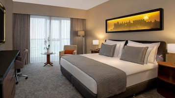 Minibar, caja fuerte, sistema de insonorización