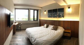 Kahden hengen comfort-huone, 1 keskisuuri parisänky, näköala puistoon | Työpöytä, äänieristys, ilmainen Wi-Fi, vuodevaatteet