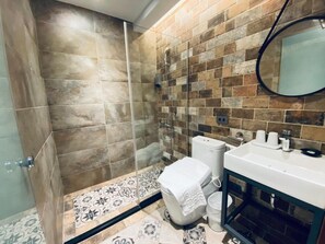 シャワー、バスアメニティ (無料)、ヘアドライヤー、スリッパ