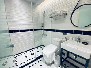 Ducha, artículos de tocador gratuitos, secador de pelo, pantuflas