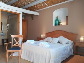 Chambre Double Standard, vue cour intérieure (Agatina)