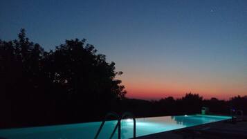 Hồ bơi ngoài trời phục vụ theo mùa, dù/ô trên bãi biển/hồ bơi