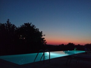 Piscine extérieure (ouverte en saison), parasols de plage