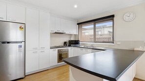 Fridge, microwave, stovetop, dishwasher - Jenner Island Retreat Cowes (COWES)