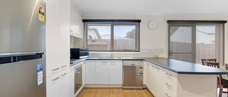 Køleskab, mikrobølgeovn, kogeplade, opvaskemaskine