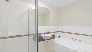 Baignoire, sĂšche-cheveux
