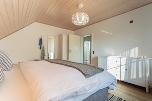 A bedroom with a bed, a wardrobe, and a ceiling light. - Schwalbe in der Heide (Buchholz (Aller))